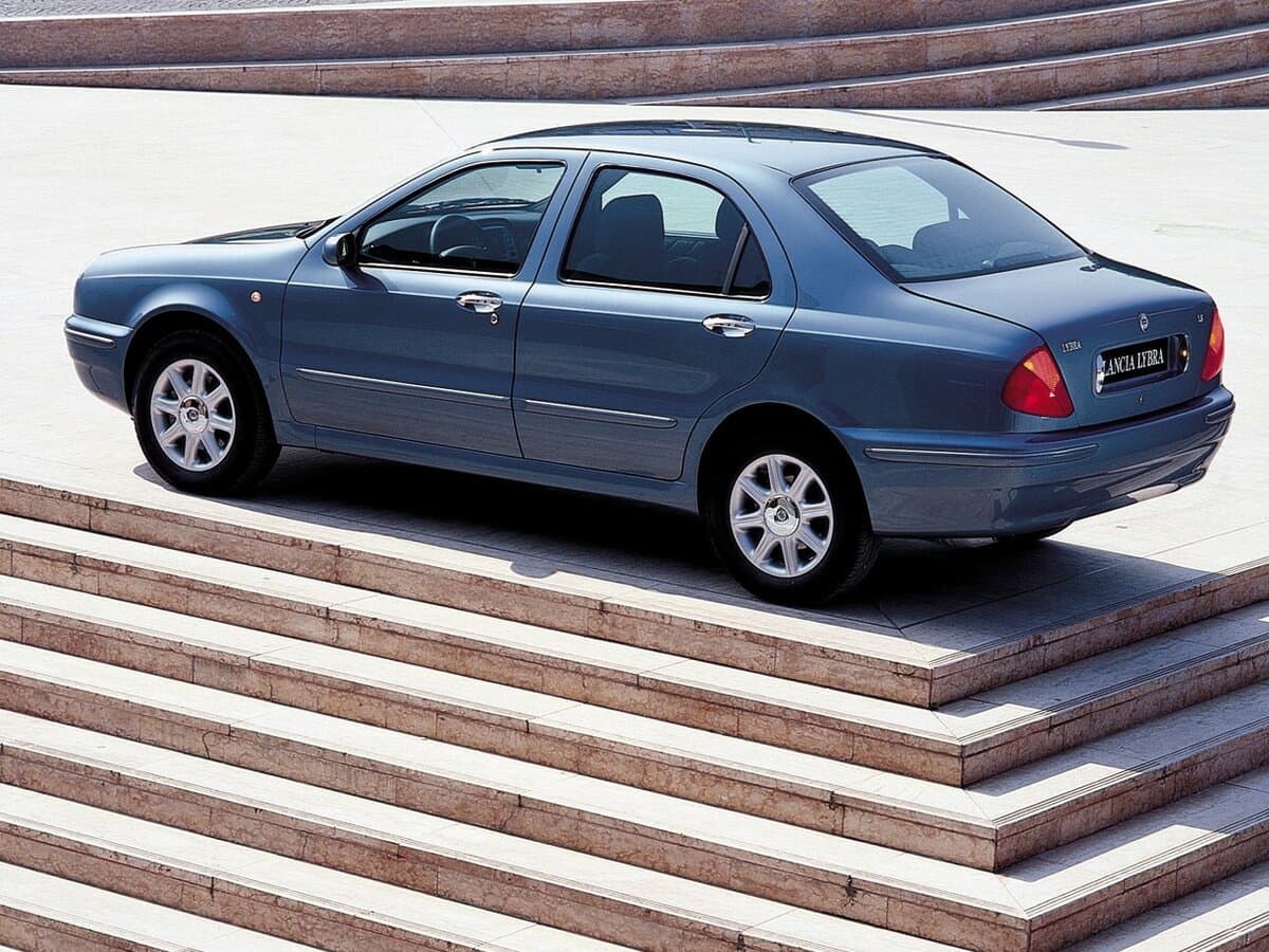 Lancia Lybra 1999 – 2006 — Yandan