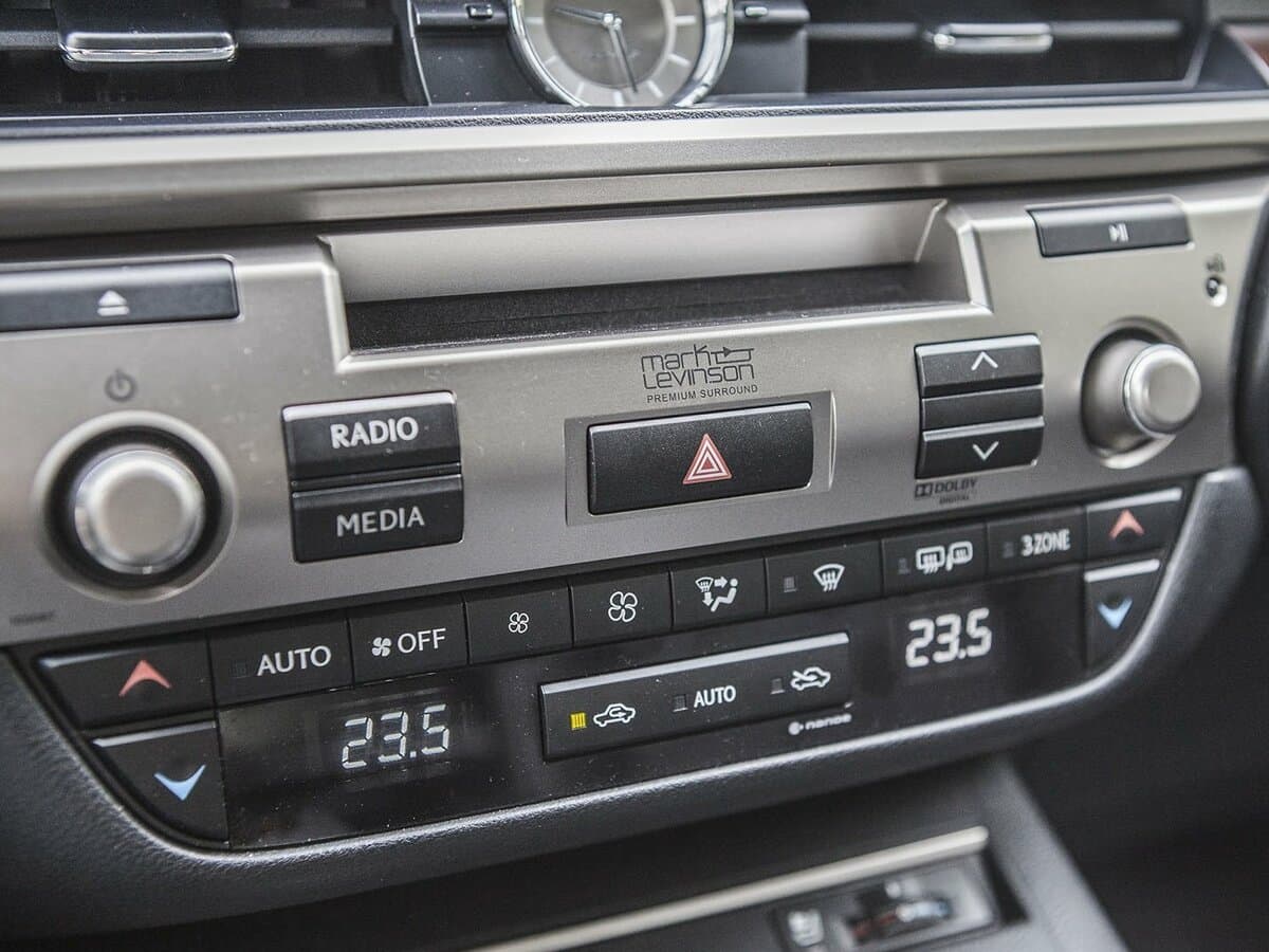 Lexus ES VI — Salon, arxadan