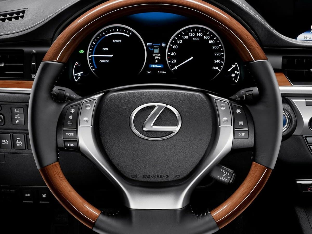 Lexus ES VI — Sükan