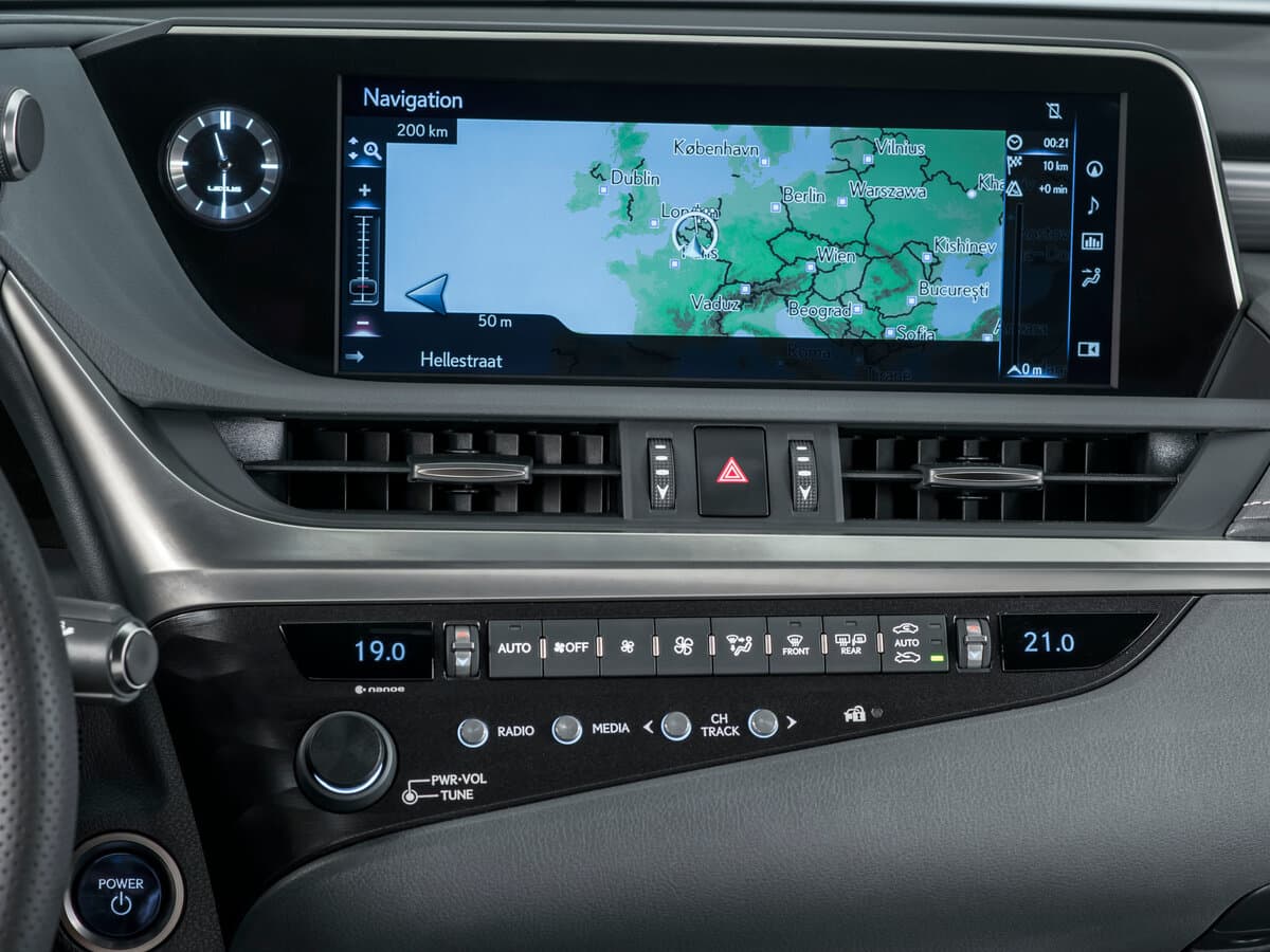 Lexus ES VII — Salon, öndən