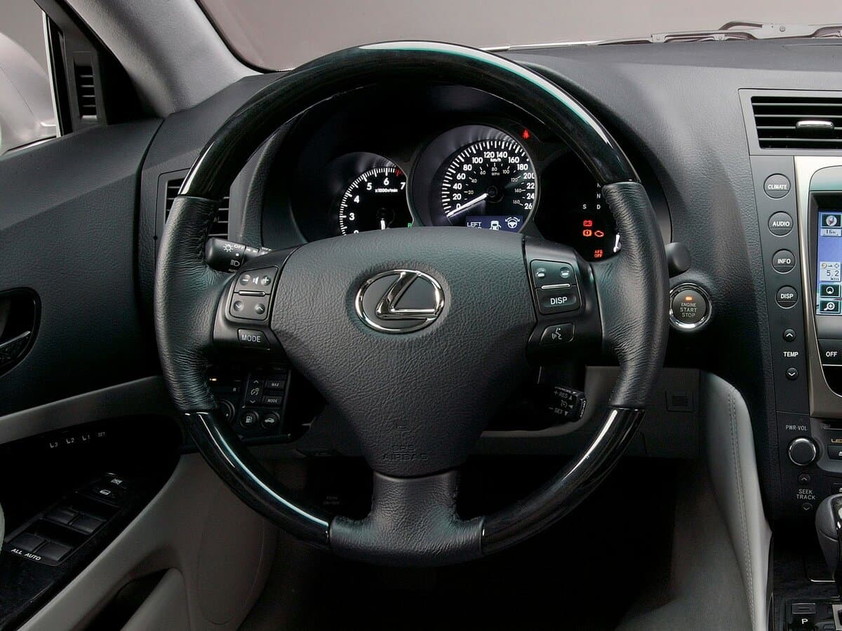 Lexus GS III — Sükan
