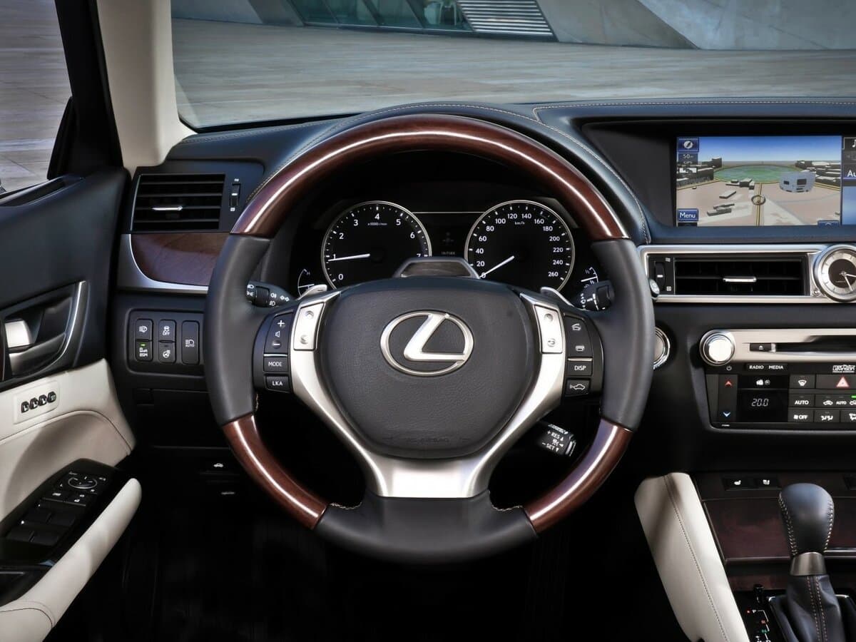 Lexus GS IV — Sükan