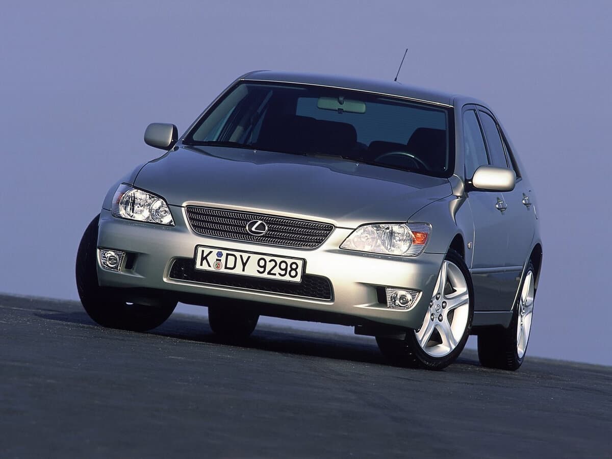 Lexus IS I — Öndən