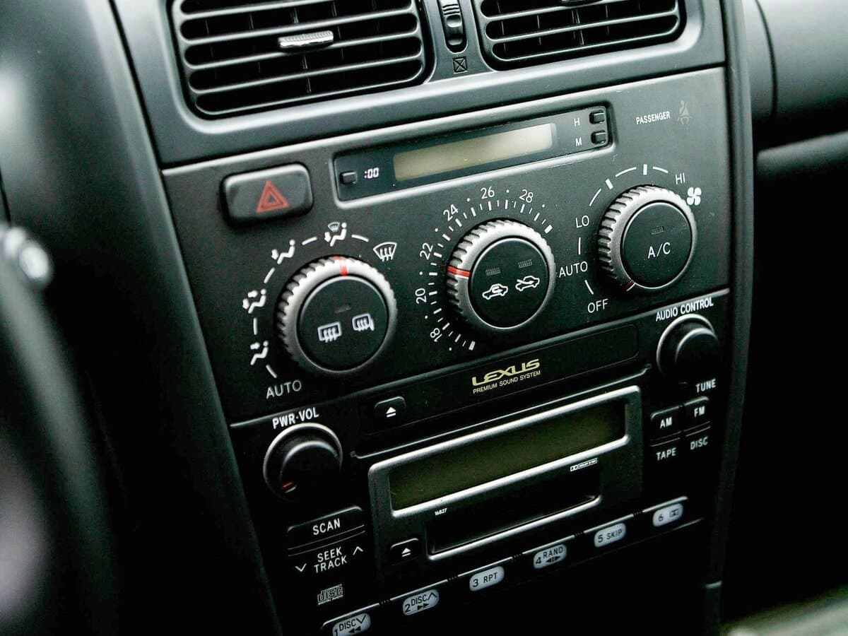 Lexus IS I — Salon, arxadan
