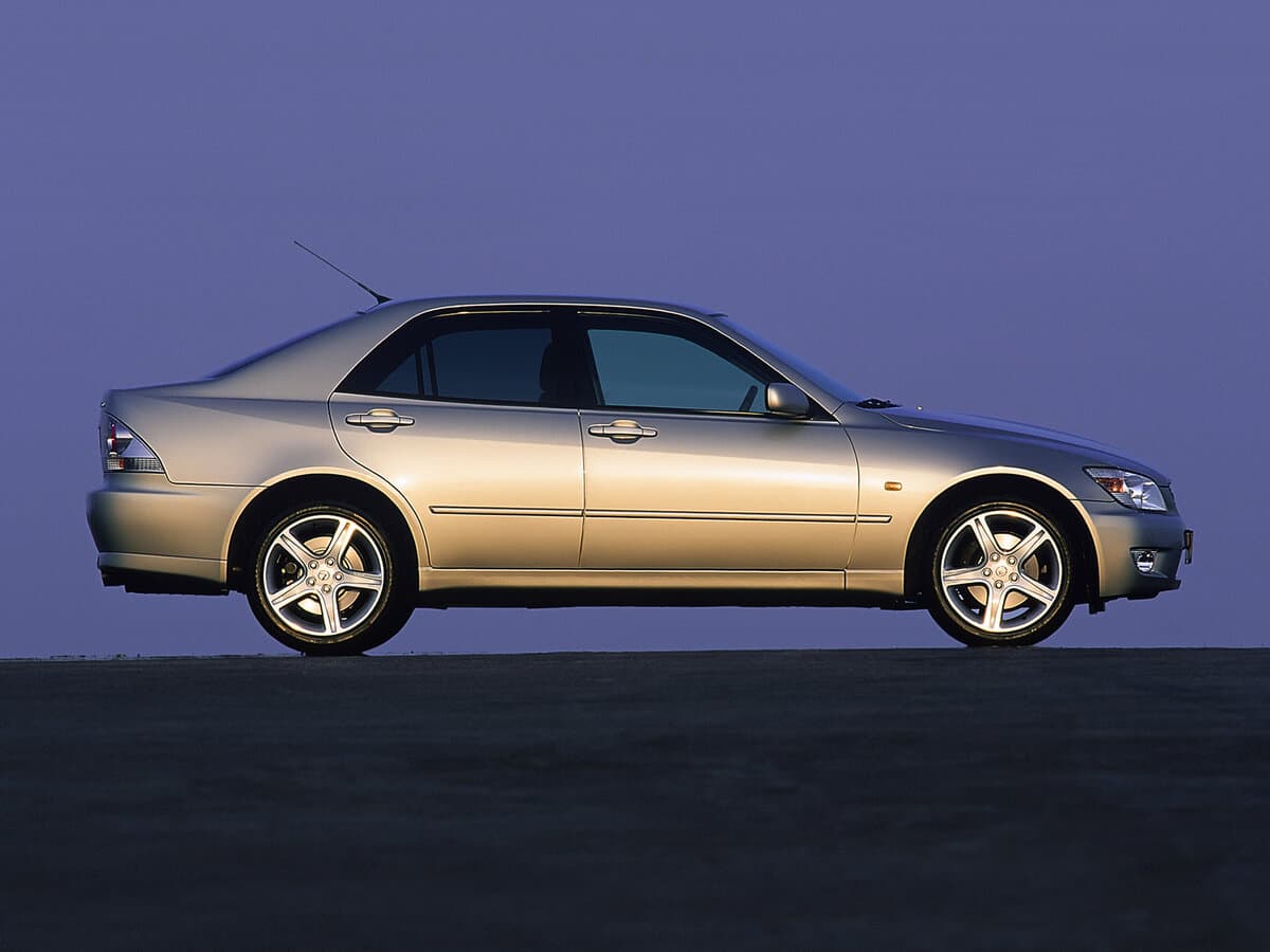 Lexus IS I — Yandan