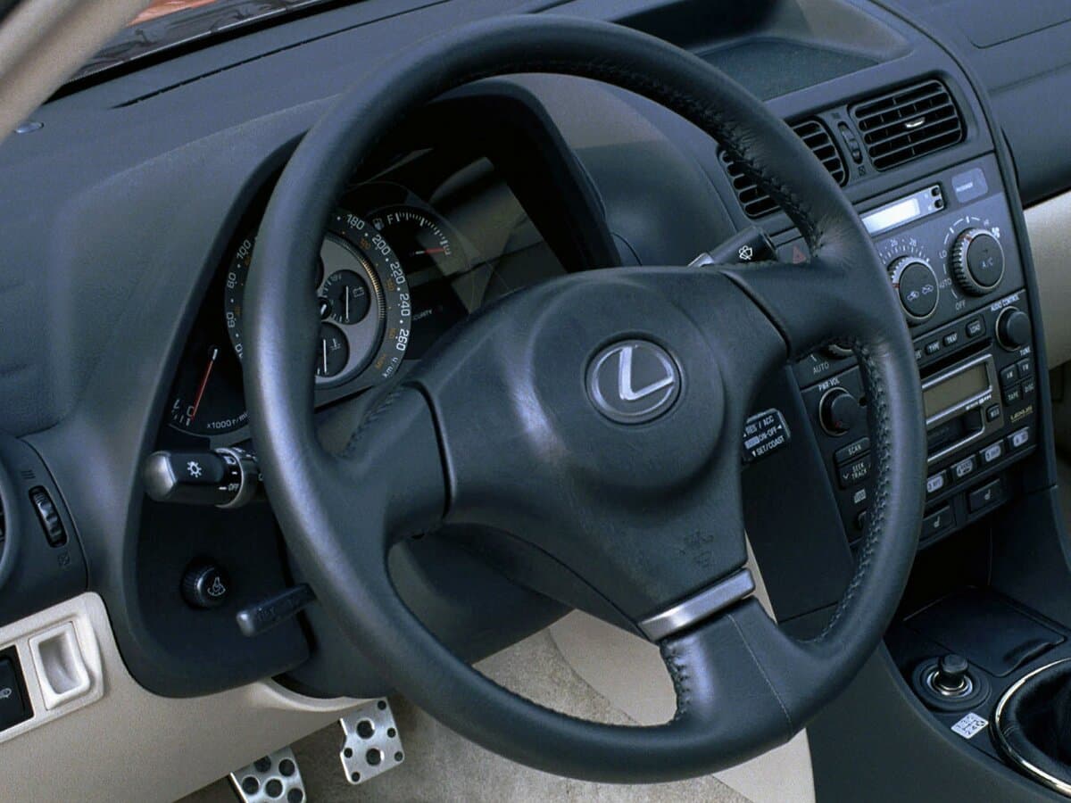 Lexus IS I — Sükan