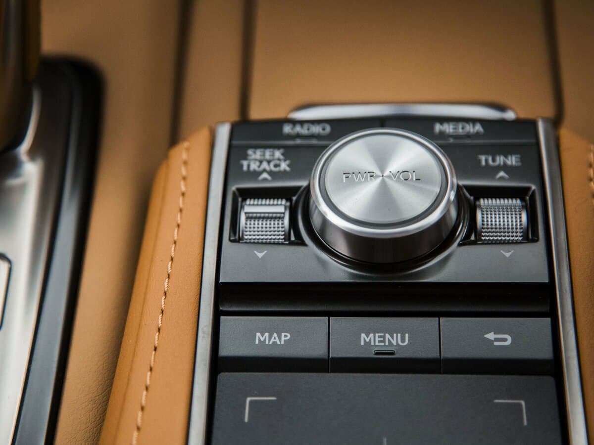 Lexus LC I — Salon, öndən