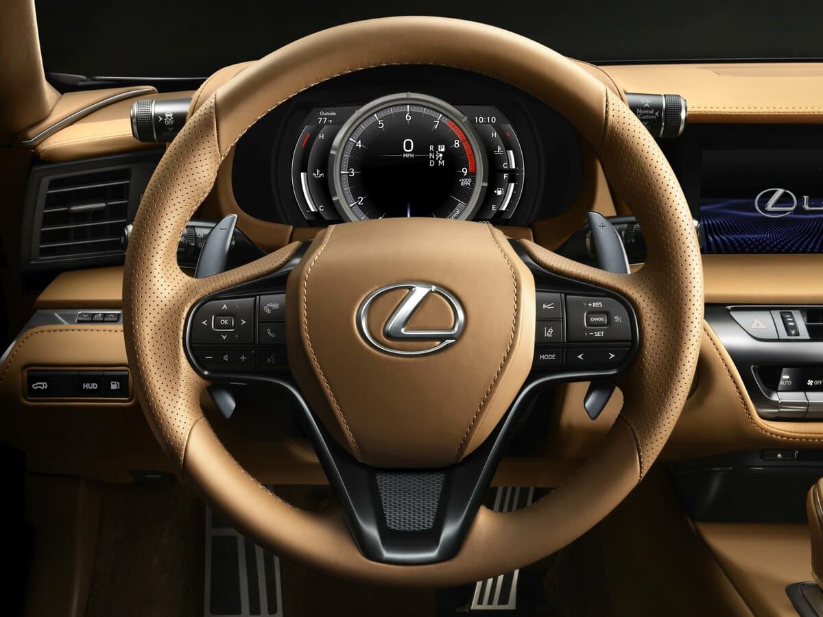 Lexus LC I — Sükan