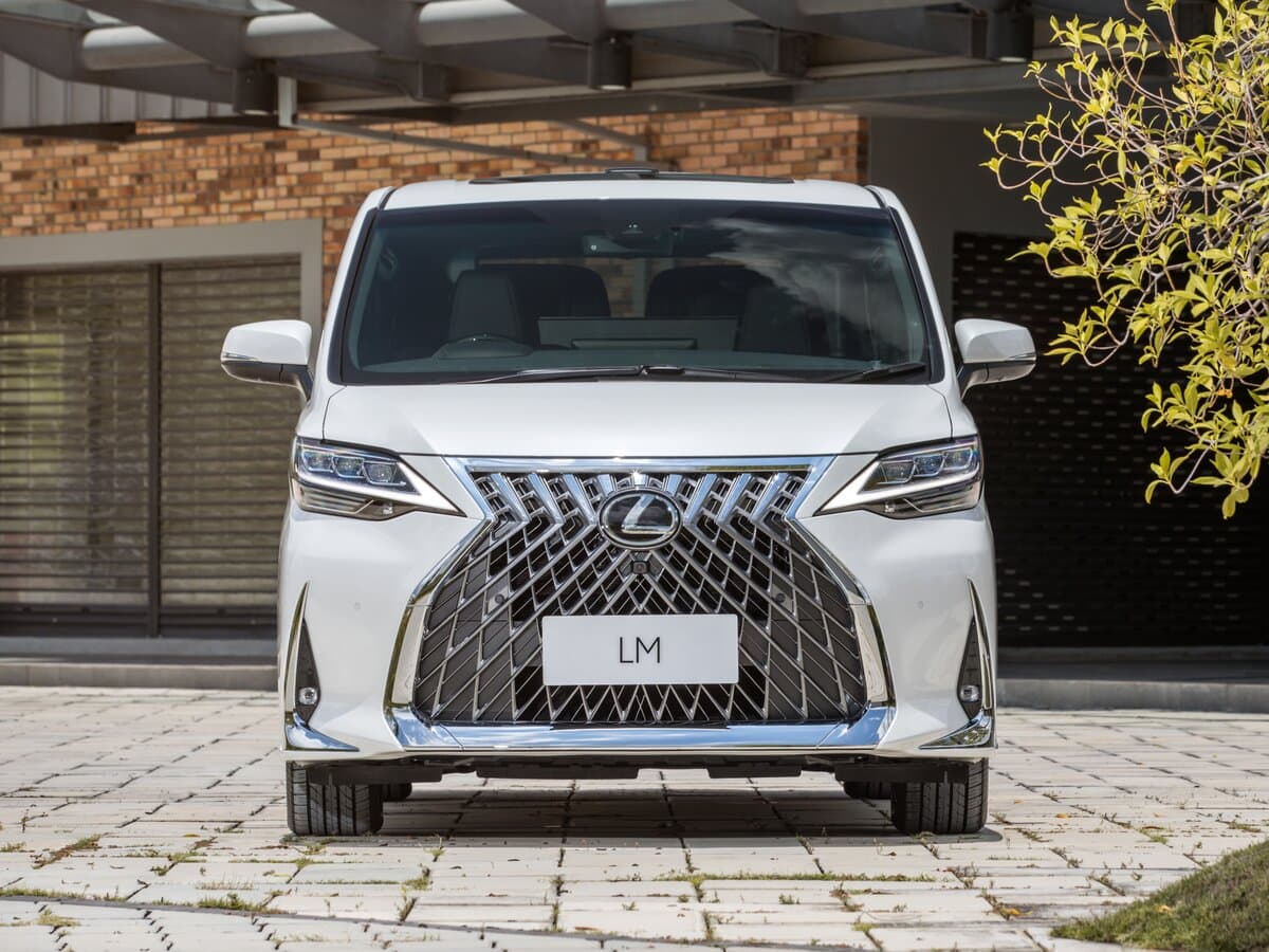 Lexus LM I — Öndən