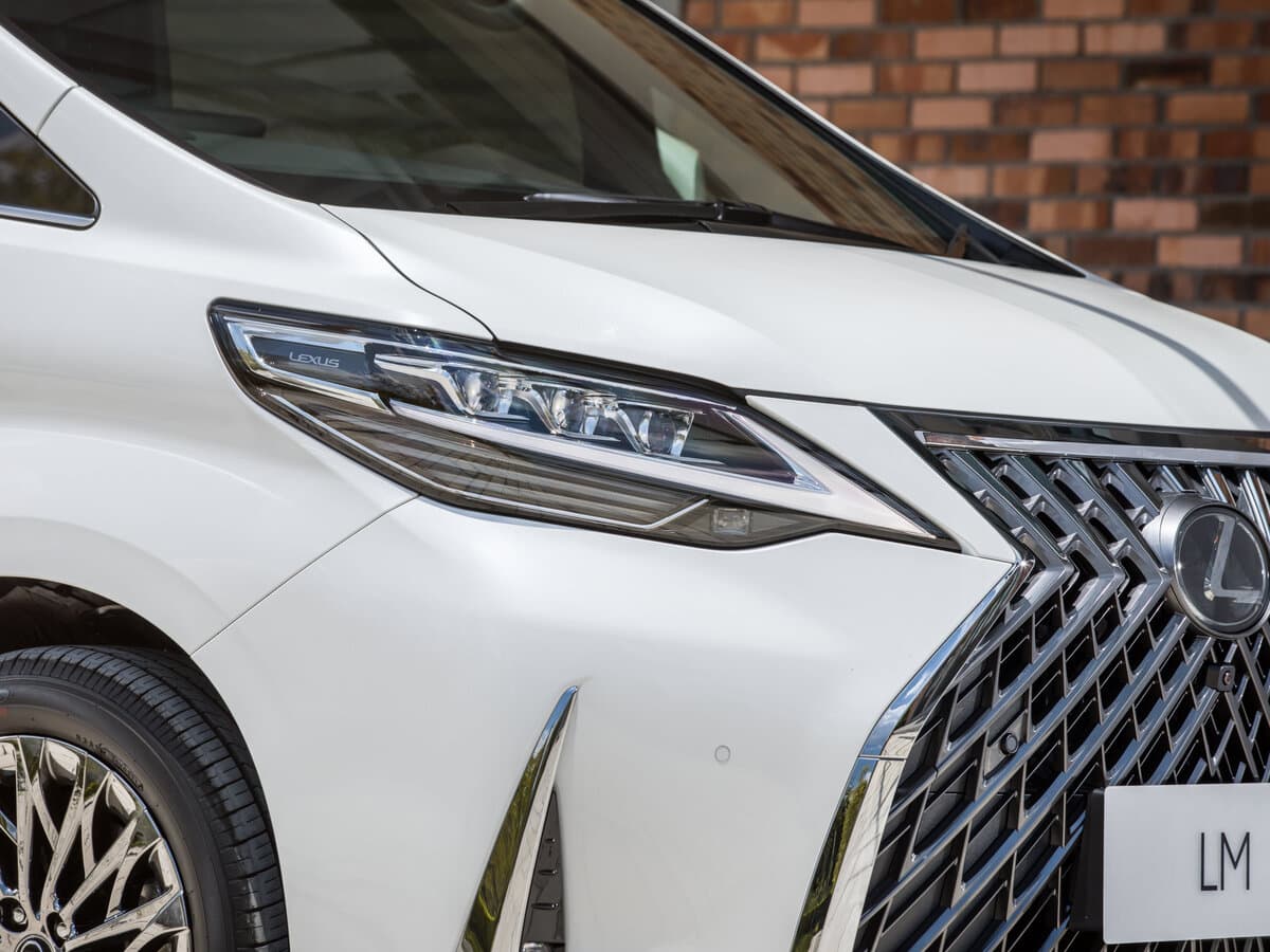 Lexus LM I — Fara