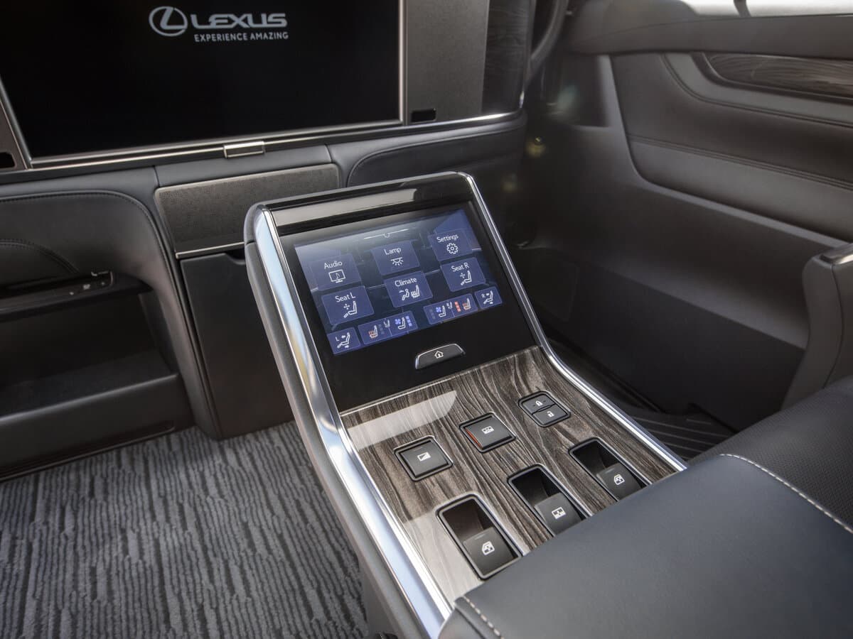 Lexus LM I — Salon, öndən