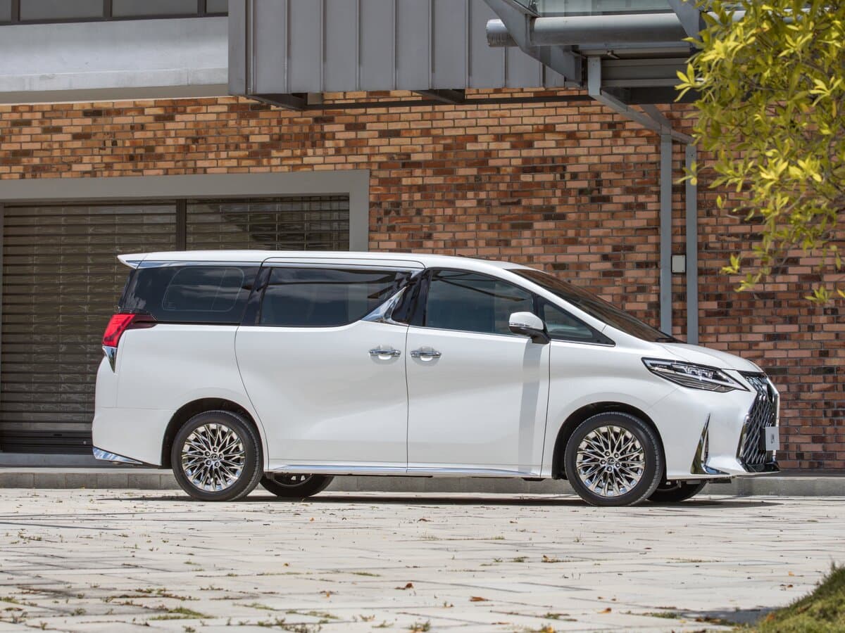 Lexus LM I — Yandan