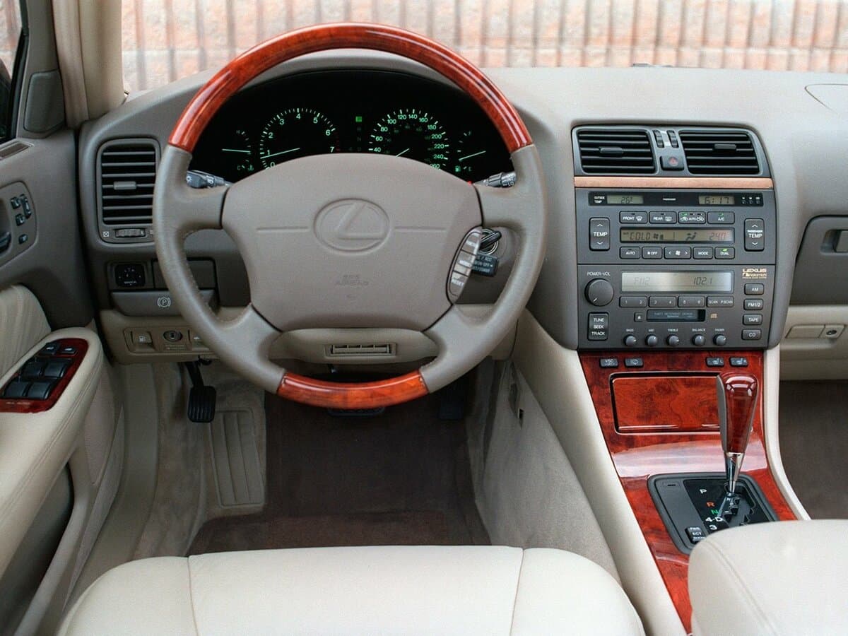 Lexus LS II — Sükan