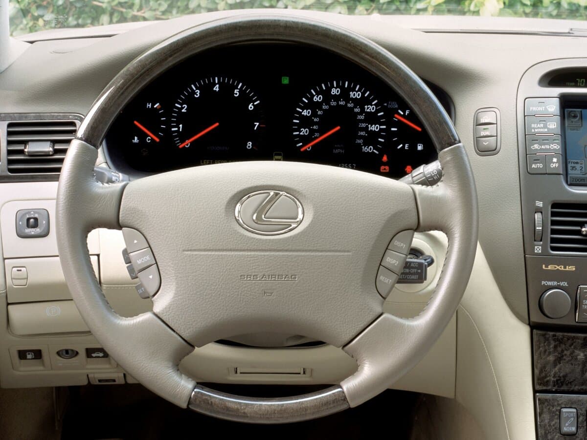 Lexus LS III — Sükan