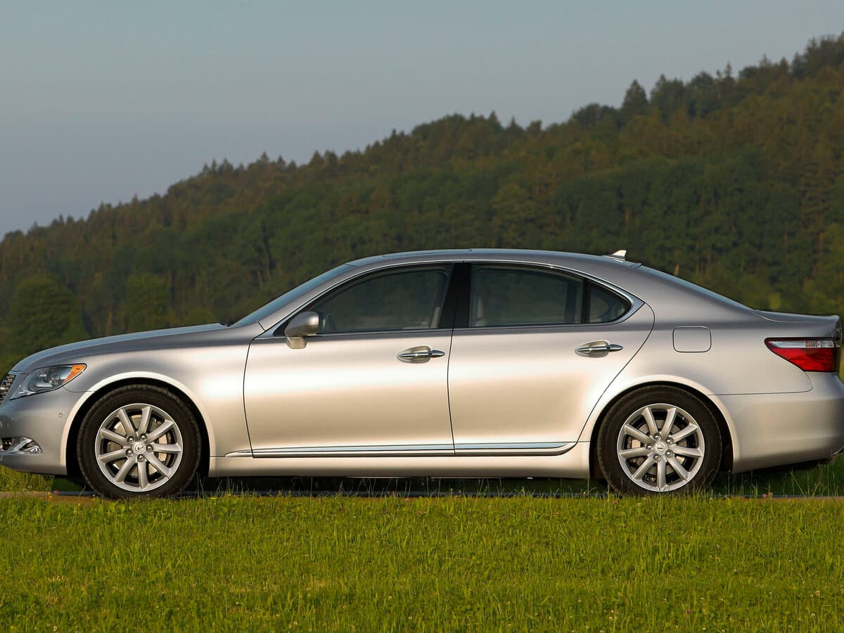 Lexus LS IV — Yandan