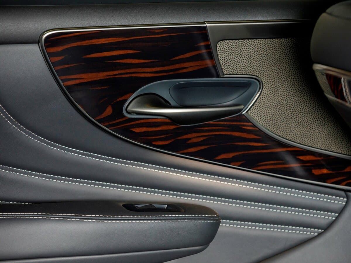 Lexus LS V — Qapı