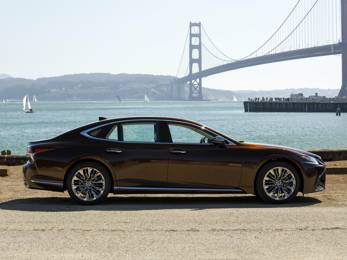 Lexus LS V — Yandan