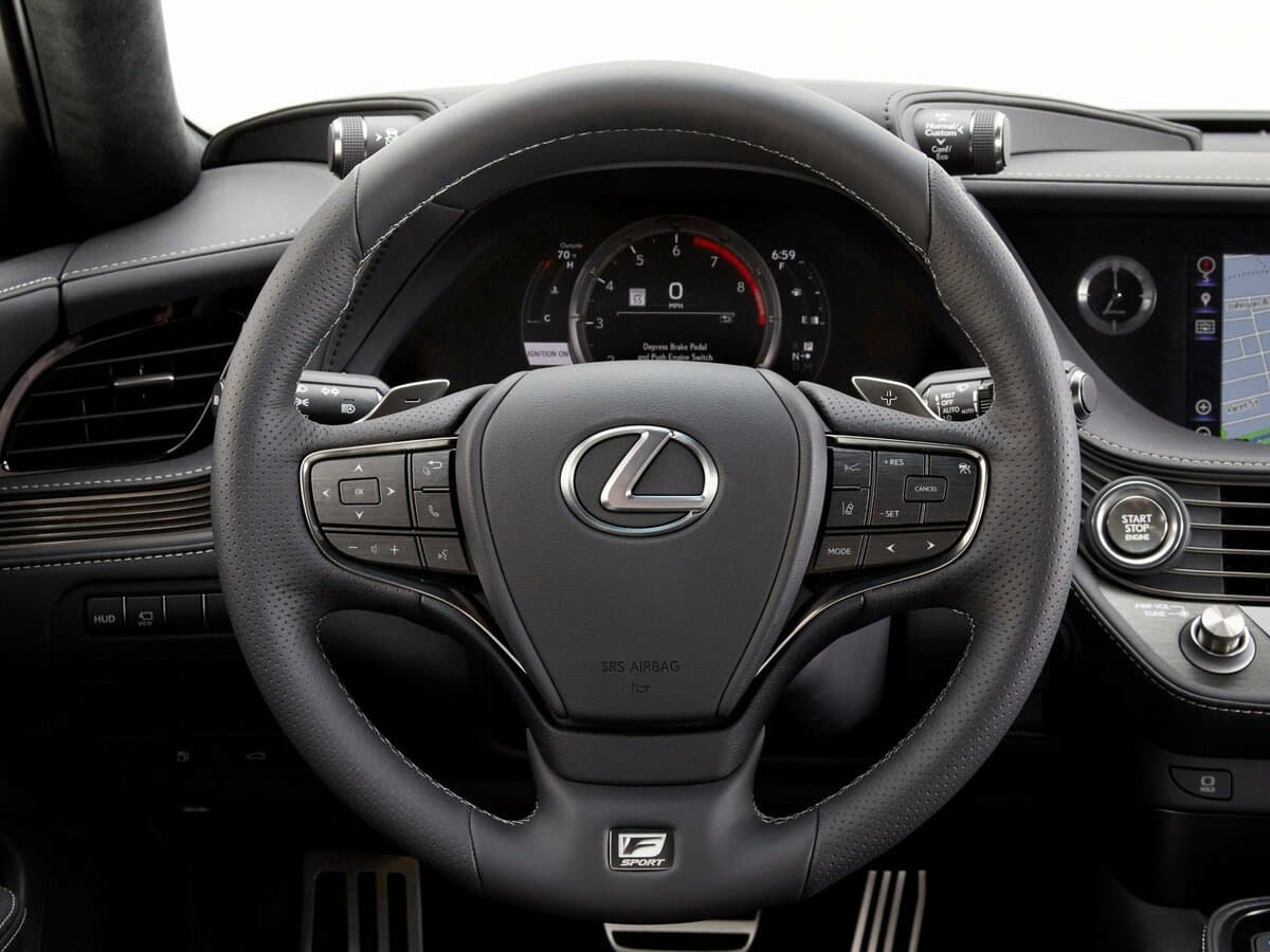Lexus LS V — Sükan