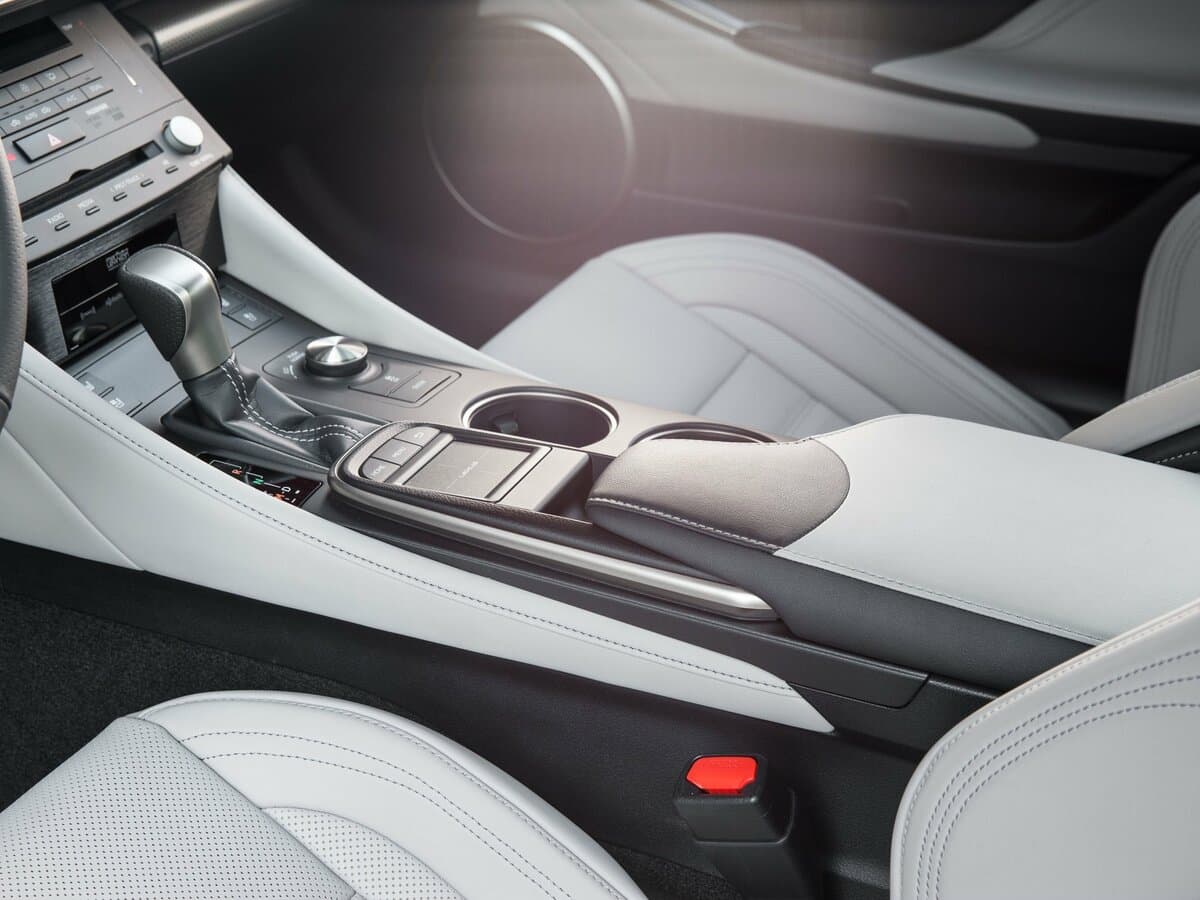 Lexus RC I — Salon, arxadan