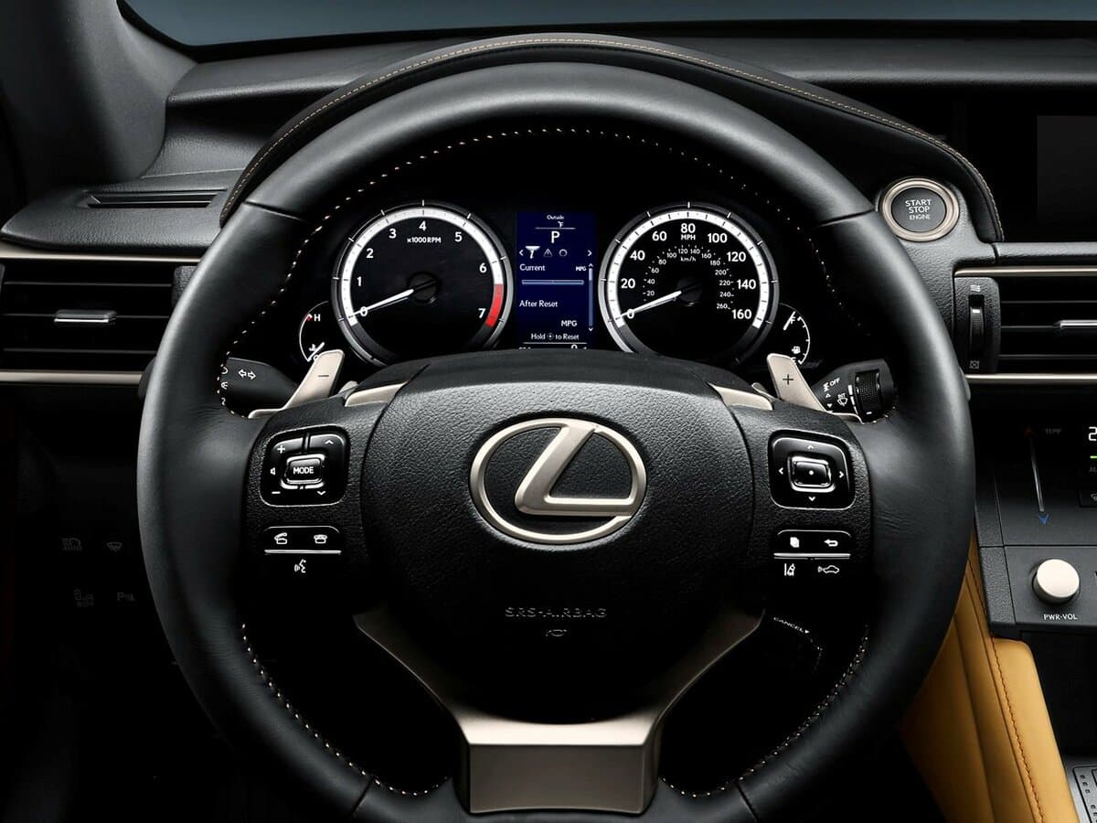 Lexus RC I — Sükan