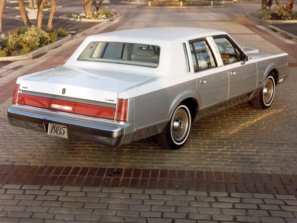 Lincoln Town Car I — 3/4 arxadan