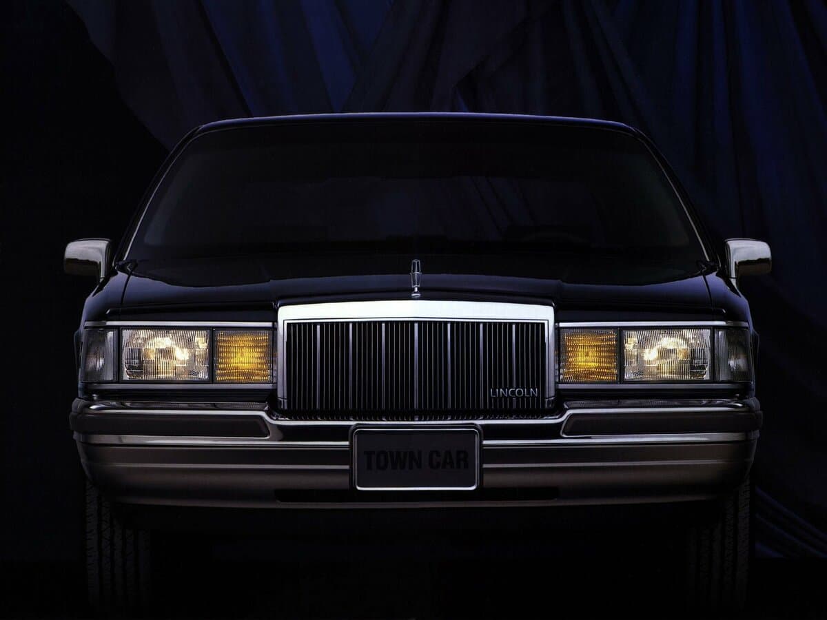 Lincoln Town Car II — Öndən