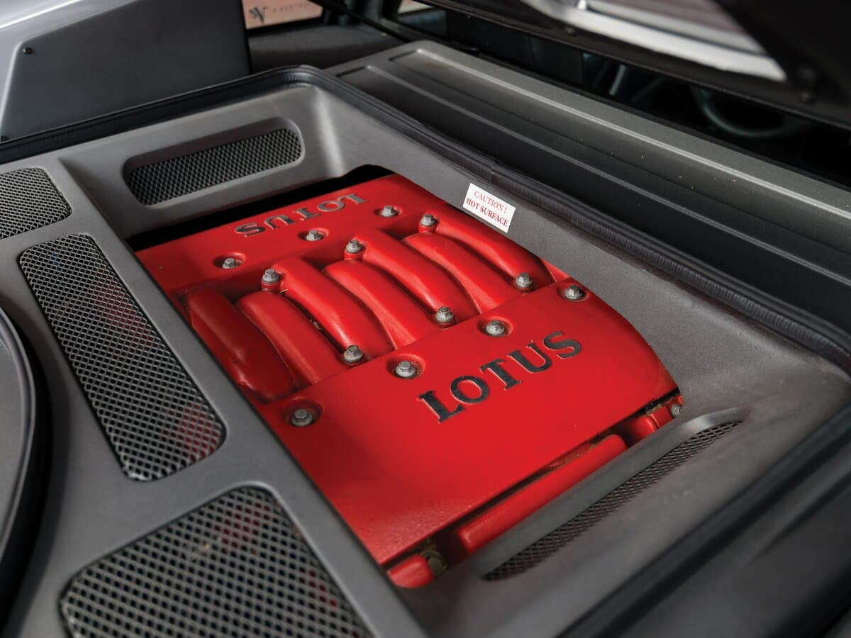 Lotus Esprit V — Salon, arxadan