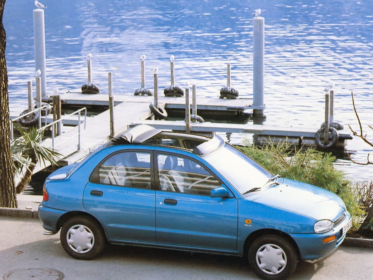 Mazda 121 II — Yandan