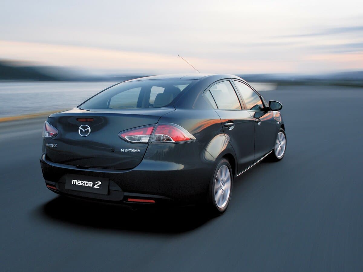 Mazda 2 II (DE) — 3/4 arxadan