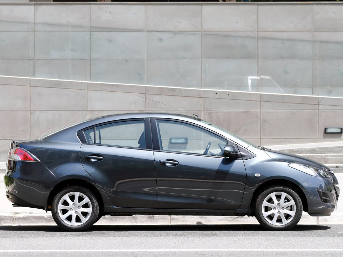 Mazda 2 II Restayling (DE2) — Yandan