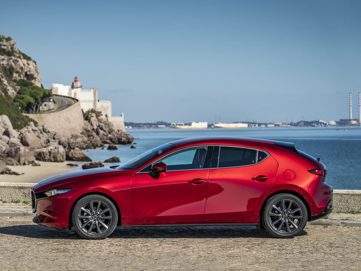 Mazda 3 IV (BP) — Yandan