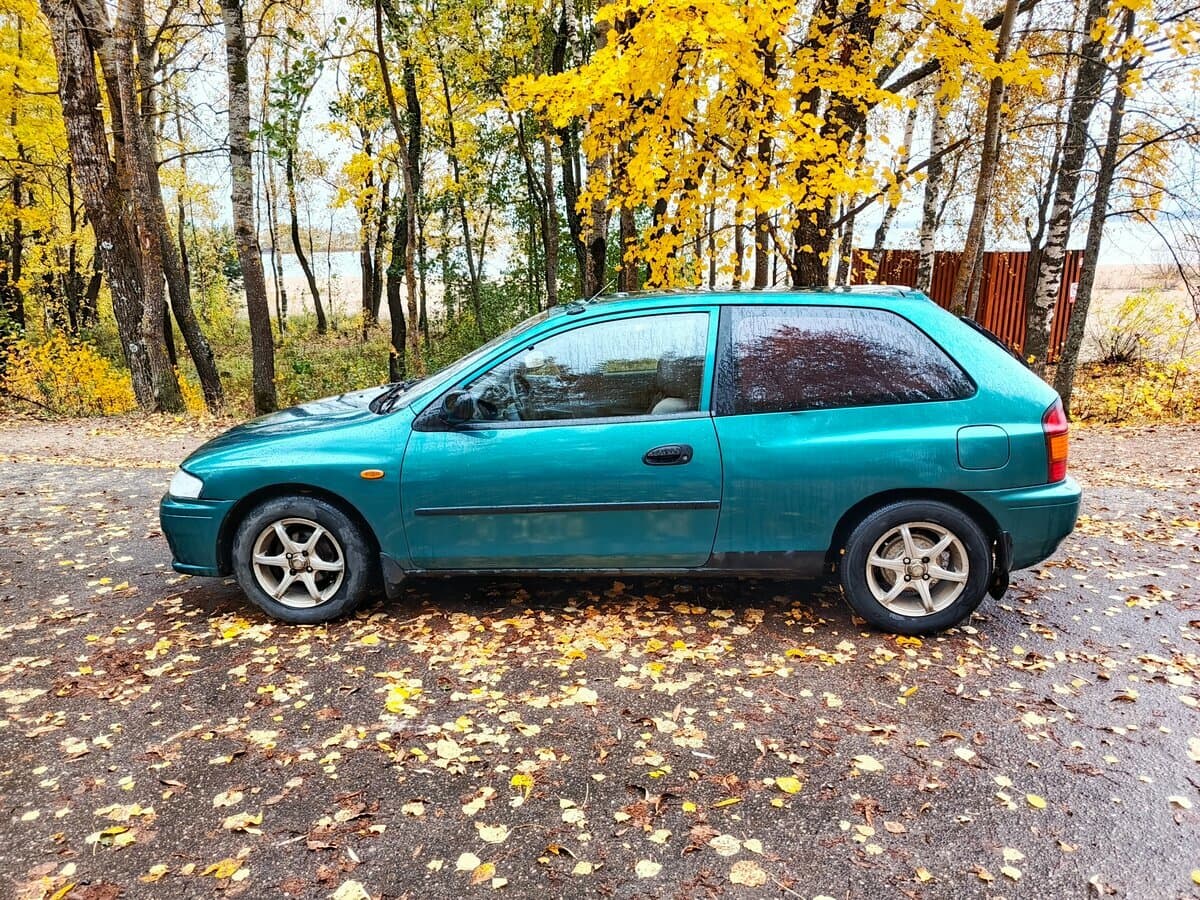 Mazda 323 V (BA) — Yandan