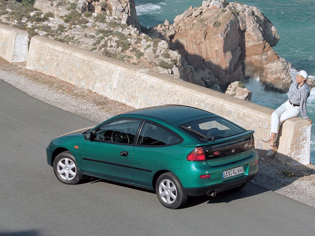 Mazda 323 V (BA) — 3/4 arxadan