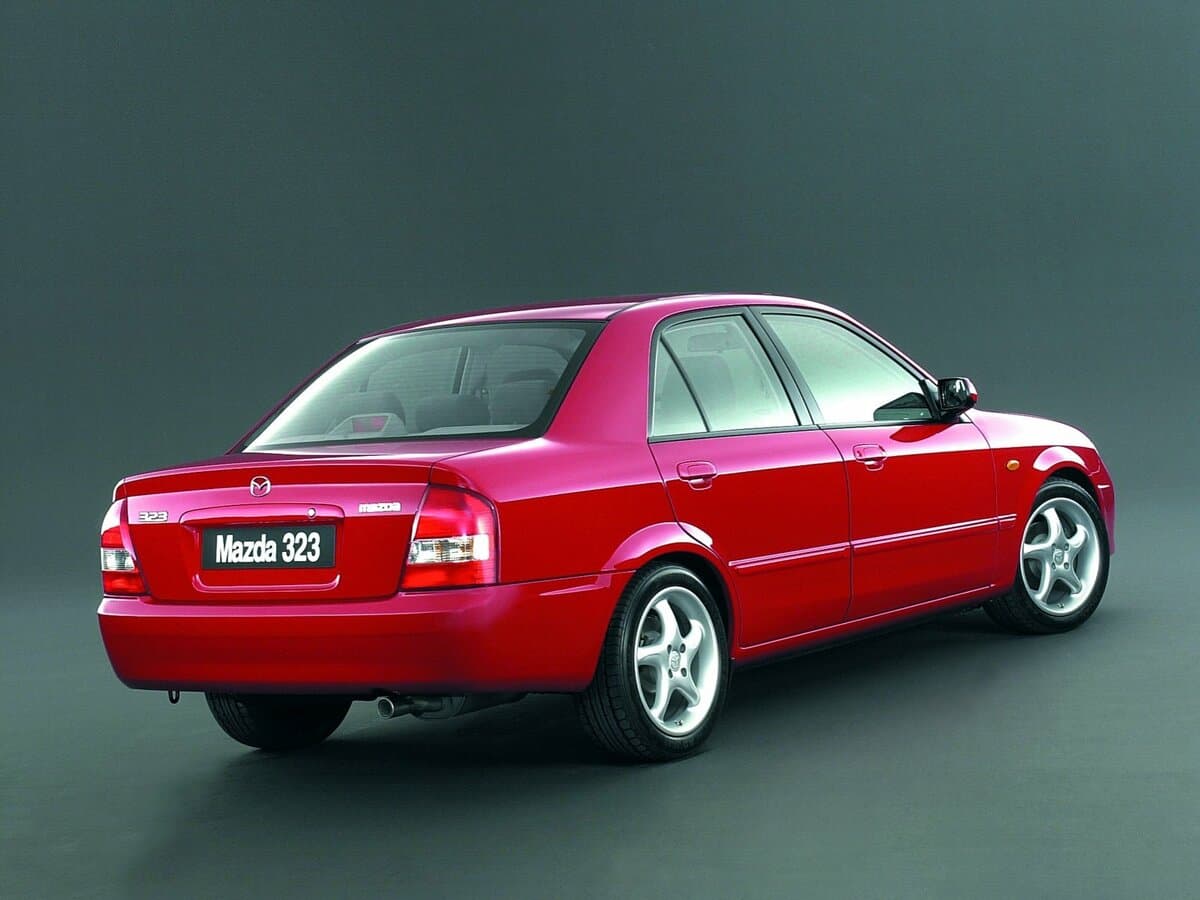 Mazda Familia VIII (BJ) — 3/4 arxadan