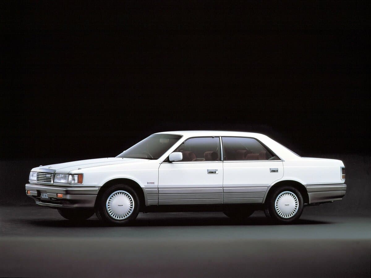 Mazda Luce V — Yandan
