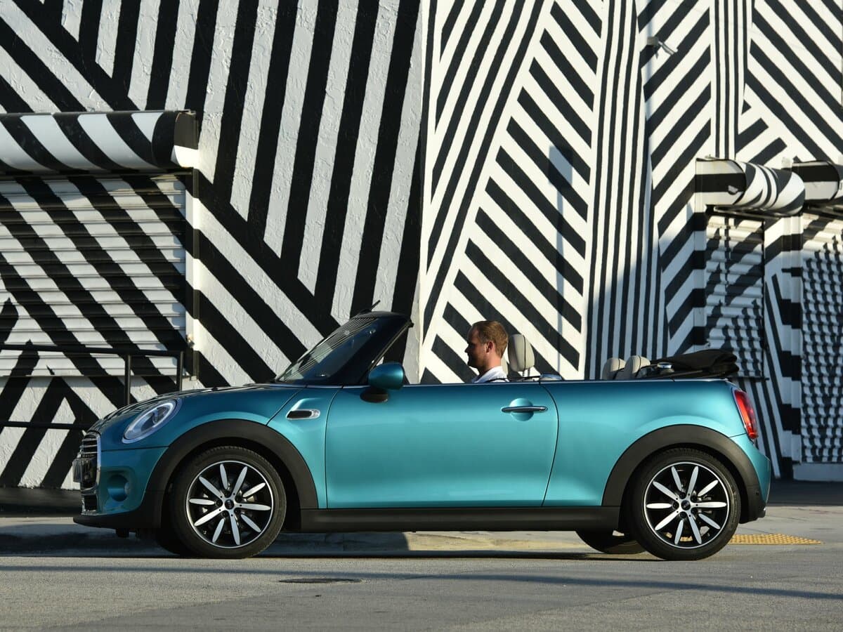 Mini Cabrio III — Yandan