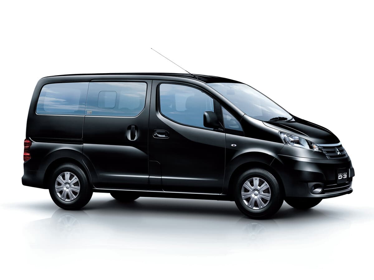 Mitsubishi Delica V — Yandan