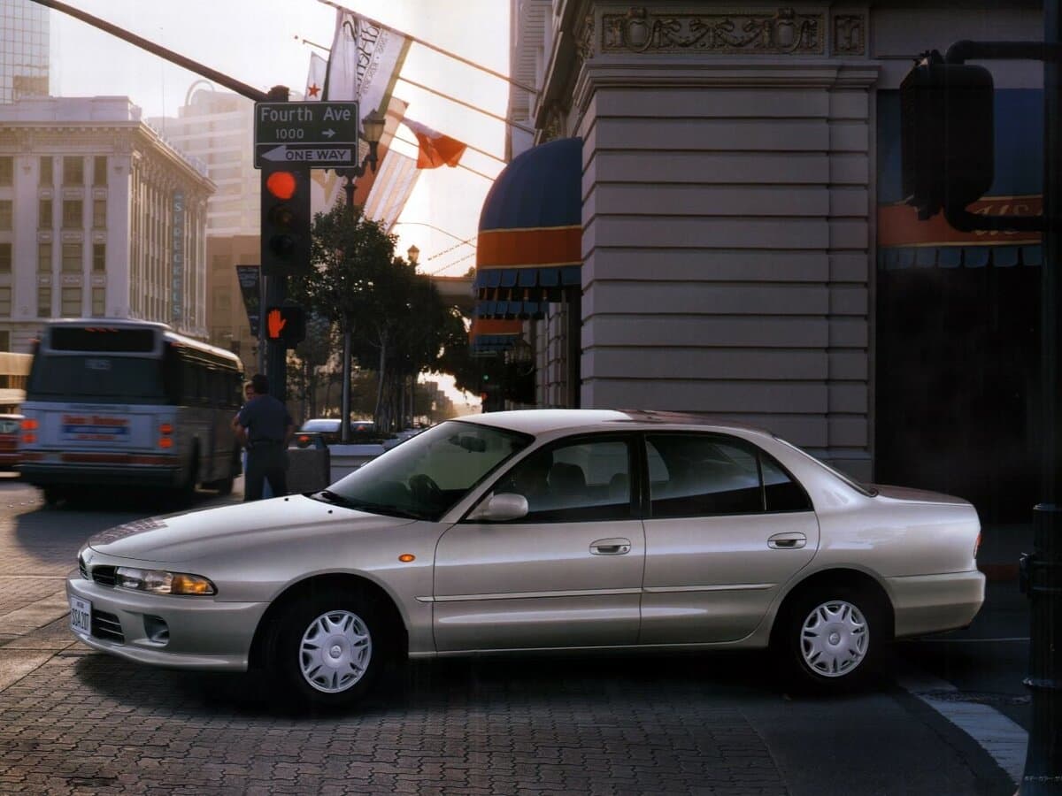 Mitsubishi Galant VII — Yandan