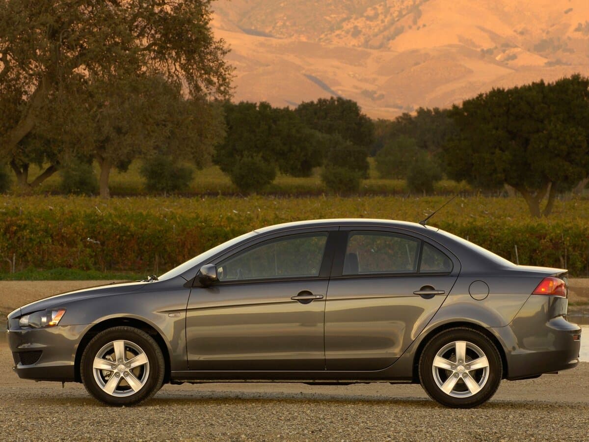 Mitsubishi Lancer X — Yandan
