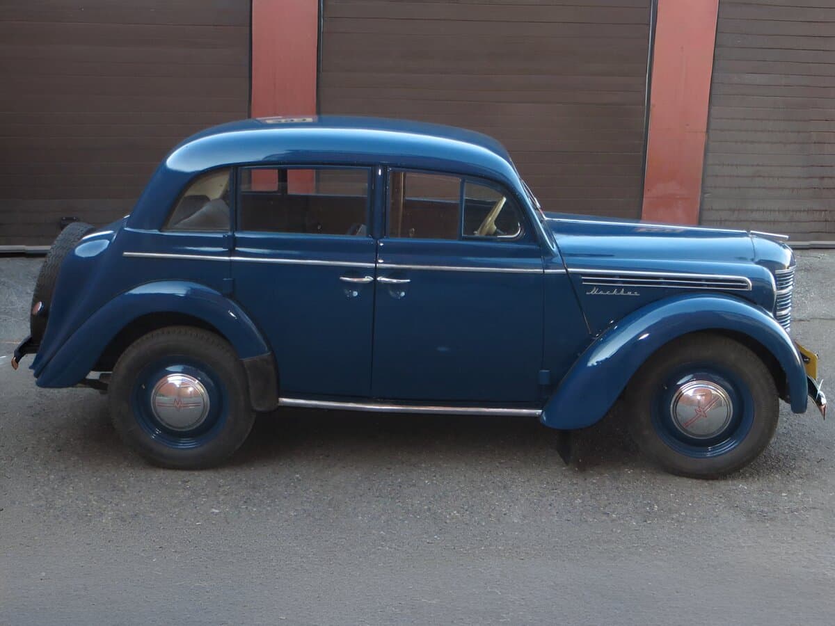 Moskviç 400 1946 – 1956 — Yandan