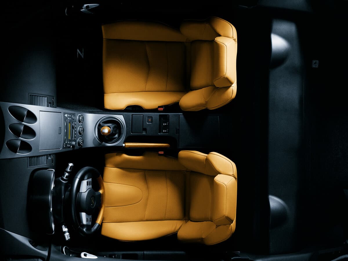 Nissan 350Z I — Salon, arxadan