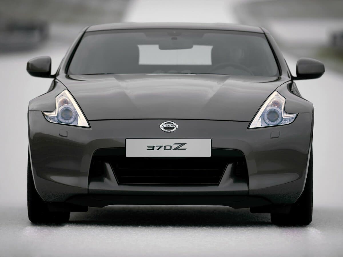 Nissan 370Z I — Öndən