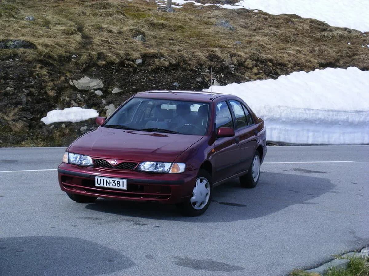 Nissan Almera I (N15) — Öndən