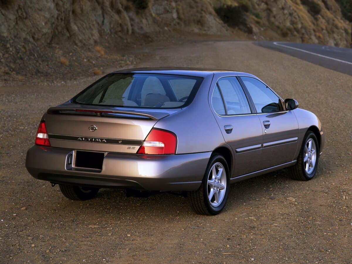 Nissan Altima II (L30) Restayling — 3/4 arxadan