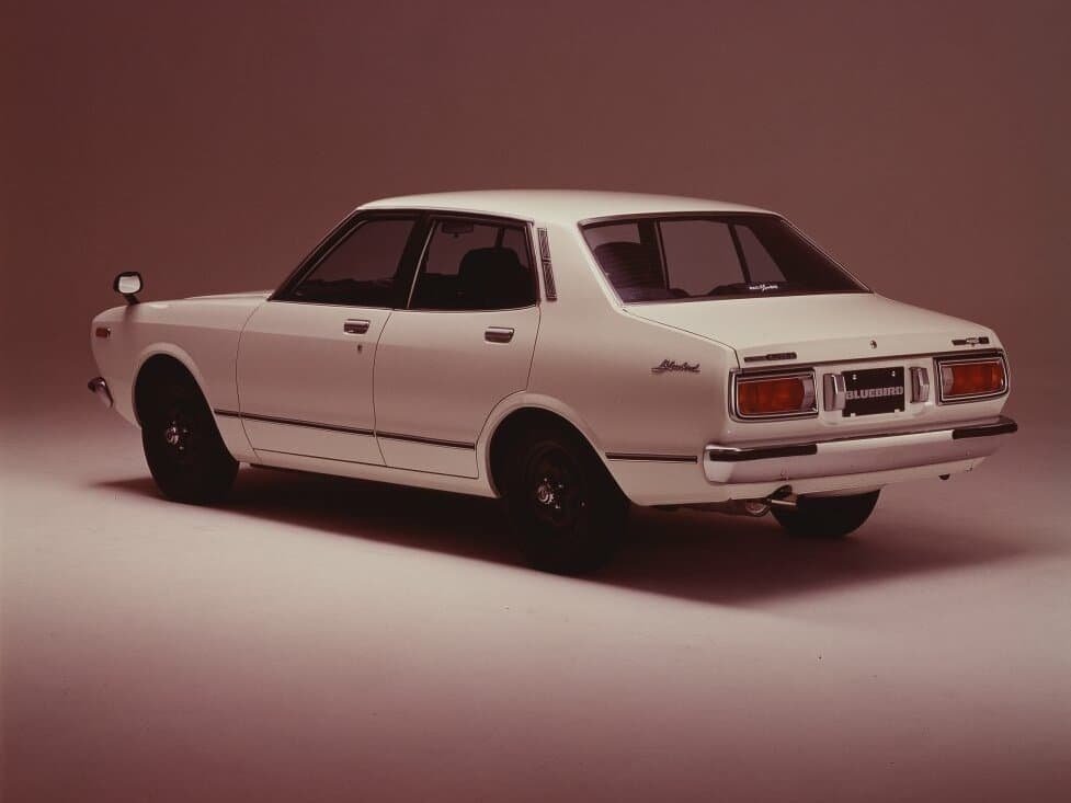 Nissan Bluebird V (810) — 3/4 arxadan