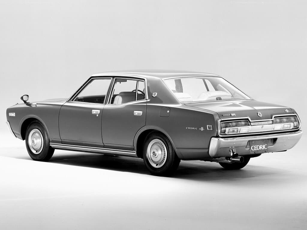 Nissan Cedric IV (330) — 3/4 arxadan