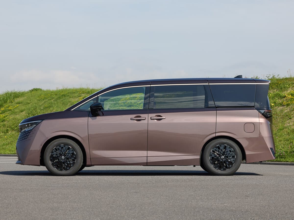Nissan Elgrand IV (E53) — Yandan