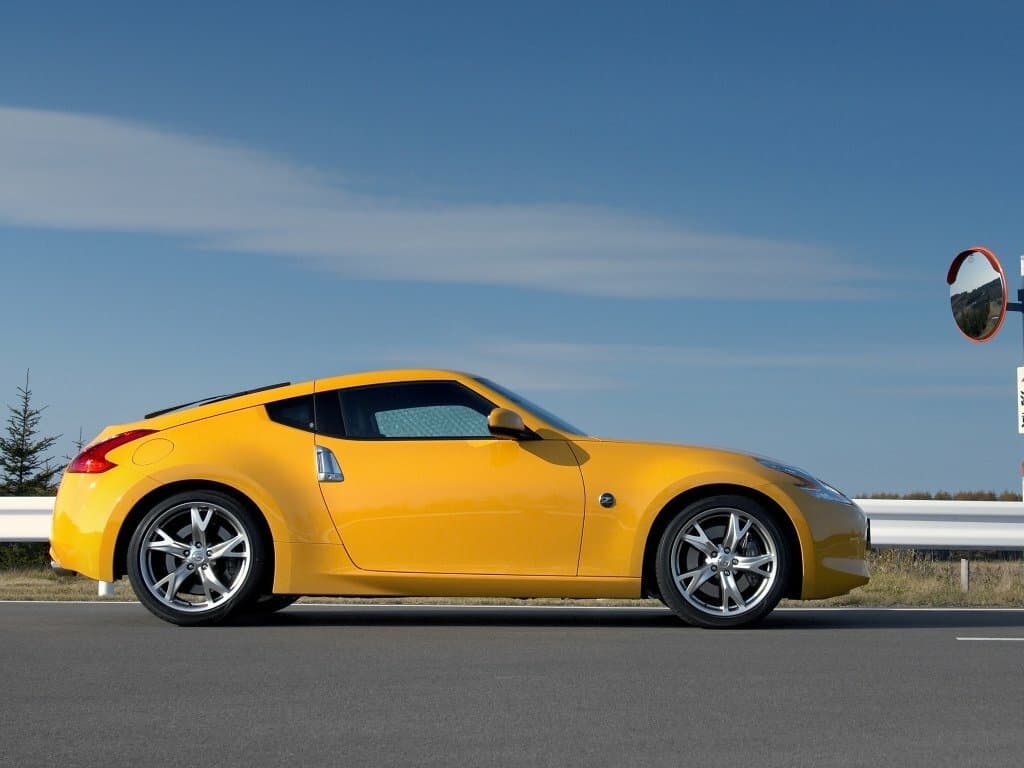 Nissan Fairlady Z VI (Z34) — Yandan