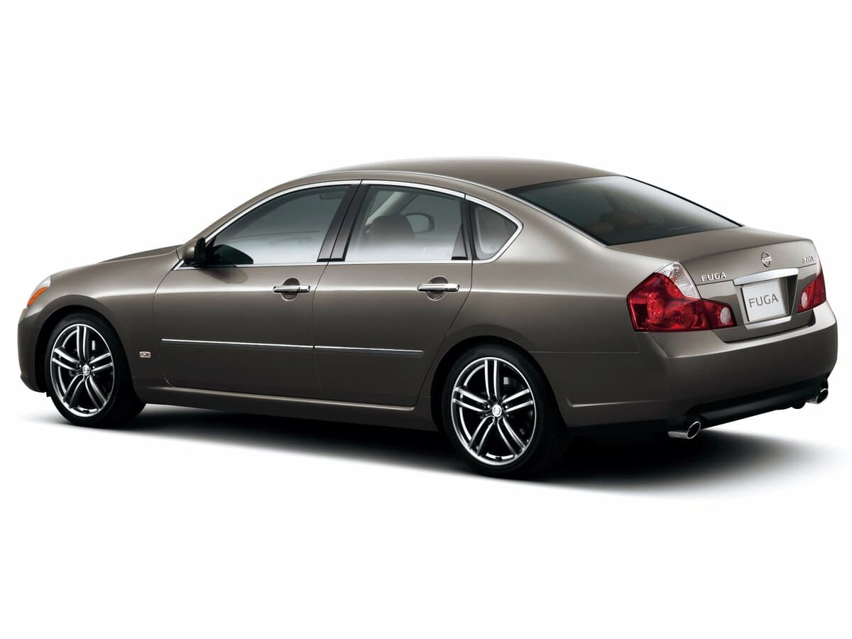Nissan Fuga I — 3/4 arxadan