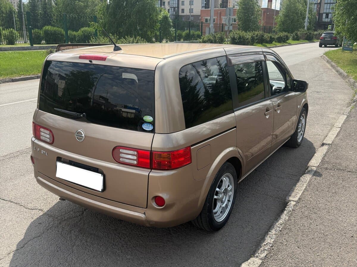 Nissan Lafesta I — 3/4 arxadan